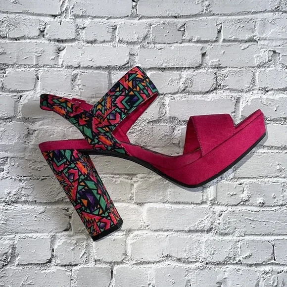 ROCKET DOG | Enhance Your Prance Heels in Bold Southwest - Picture 4 of 14